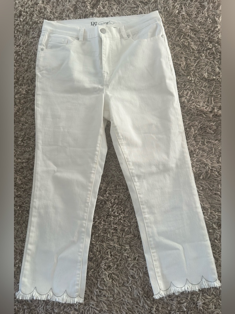 NWT- DG2 by Diane Gilman White Scalloped Hem Jeans